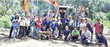  ??  ?? Shell volunteers and members of the Buayan and Tiku community during the ground breaking.