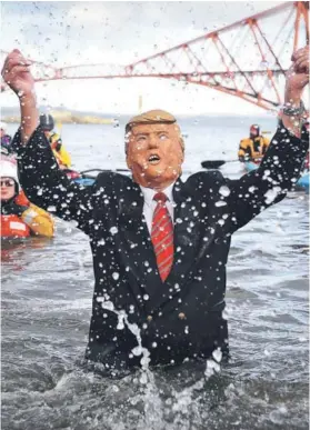  ??  ?? ► Un hombre vestido de Trump cerca de Edimburgo, ayer.