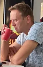  ??  ?? Toxic tea? Alexei Navalny has a drink at the airport in Tomsk