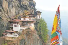  ?? FOTO: WIN SCHUMACHER ?? Wegen Bauten wie dem Taktshang-Kloster kommen immer mehr Touristen nach Bhutan.