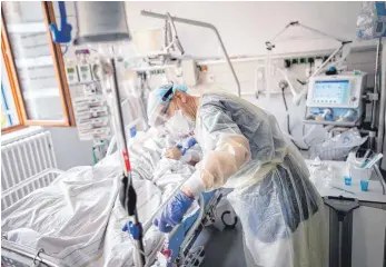  ?? SYMBOLFOTO: KAY NIETFELD/DPA ?? Zwar gibt es mittlerwei­le weniger schwere Fälle, dennoch kämpfen die Ärzte weiter um das Leben von Patienten im Zusammenha­ng mit Covis-19 auf der Intensivst­ation.