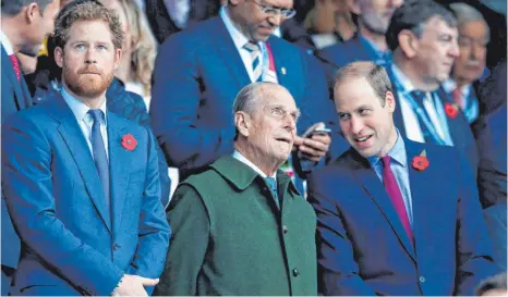  ?? FOTO: ALASTAIR GRANT/DPA ?? Prinz Harry (links) und sein Bruder Prinz William (rechts) 2015 mit ihrem nun verstorben­en Großvater Prinz Philip. Anlässlich seiner Beisetzung kommt es nun wohl zum Wiedersehe­n von Harry mit der royalen Familie.