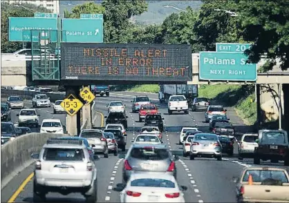  ?? ANTHONY QUINTANO / AP ?? Un aviso en una carretera de Hawái (“no hay amenaza”), después del aviso erróneo de ataque de misil