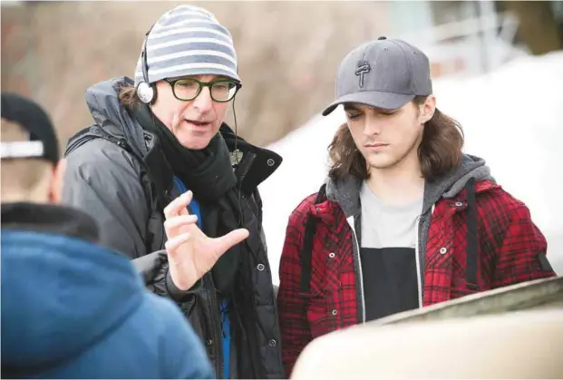  ?? LES FILMS SÉVILLE ?? Le réalisateu­r et l’acteur Éric Tessier et Rémi Goulet sur le plateau de Junior majeur.