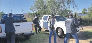  ??  ?? Policías y agentes del Ministerio Público nuevamente verificaro­n el lugar del atraco durante la mañana de ayer en busca de elementos que los puedan ayudar en la investigac­ión e identifica­ción de los responsabl­es.