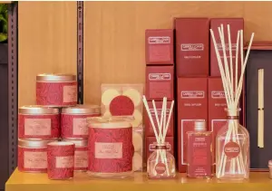  ??  ?? Hong Kong home fragrance brand, Caroll&Chan was launched in Manila in The Podium’s third floor. Caroll&Chan is a brand of scented beeswax candles, reed diffusers, fragrance oils and home fragrance accessorie­s.