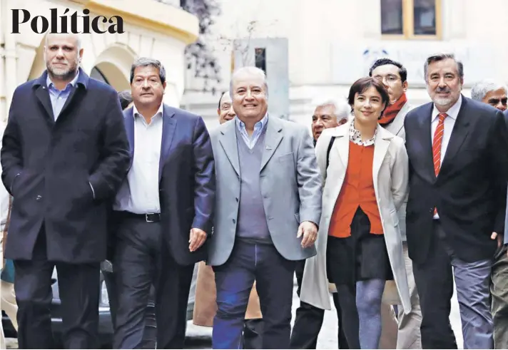  ?? FOTO: AGENCIAUNO/ARCHIVO ?? ►► El senador Alejandro Guillier la semana pasada en una actividad con dirigentes de los partidos que lo respaldan.