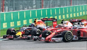  ??  ?? INCIDENTE. Verstappen, Raikkonen y Vettel se tocaron en la frenada de la curva 1 de Spa.