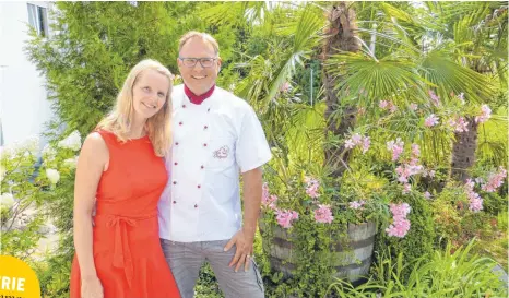  ?? FOTO: MICHAEL TSCHEK ?? Janine und Wolfgang Metzler sind in ihrem Hotel „Obstgarten“in Bitzenhofe­n für ihre Gäste da.