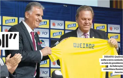  ??  ?? DESAFIO. Queiroz exibe a nova camisola ao lado do presidente da federação colombiana Ramón Jesurún