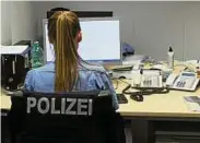  ??  ?? Nach dem Einsatz kommt die Schreibarb­eit: Polizeimei­sterin Saskia Oehme. Das Bild rechts zeigt den Blick in eine Ausnüchter­ungszelle.