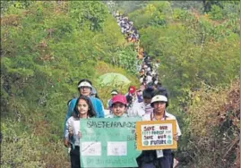  ??  ?? 5,000 students,teachers and volunteers from 15 city schools formed a human chain at the Aravalli Biodiversi­ty Park in Gurugram on the morning of Children's Day on Wednesday . YOGENDRA KUMAR/HT