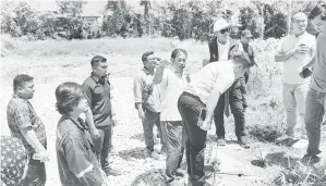  ?? ?? SIAPKAN SEGERA: Dr Abdul Rahman (lima kiri) dan Yunus (empat kanan) ketika melawat tapak projek Dataran Bandar Limbang semalam.