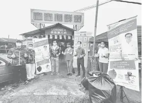  ??  ?? LANCAR: Frankie (tiga, kiri) melancarka­n program‘Food Bank’dengan konsep menukarkan sampah kepada makanan di Sim-Sim, semalam.