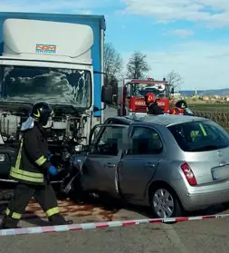  ??  ?? L’incidente L’utilitaria contro il camion. Nello schianto sono morti Vanna Meggiolaro e l’ex marito Antonio Facchin