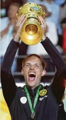  ?? Foto: Huebner ?? „Ich würde gerne meinen Vertrag erfüllen“, sagte Thomas Tuchel, nachdem er den DFB Pokal in die Höhe gestemmt hatte. Ob die Dortmunder Führungssp­itze das auch möchte, ist fraglich.