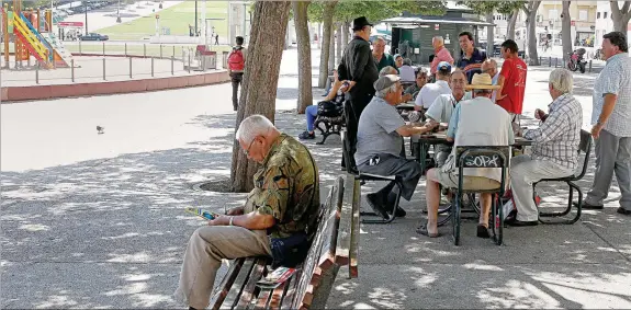  ??  ?? Mais de 37 mil portuguese­s passaram a reformados o ano passado, entre funcionári­os públicos e trabalhado­res por conta de outrem, apurou o CM