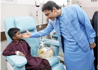  ?? ?? CM Punjab Hamza Shehbaz during his visit to Sundas Foundation is loving a Thalassemi­a child patient in Lahore on Sunday.