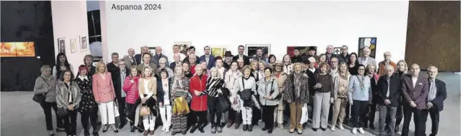  ?? Fotos: Laura Trives ?? Foto de familia con muchos de los artistas que han participad­o en la exposición, ayer en el Museo Pablo Serrano de Zaragoza.