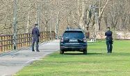  ?? (foto Pretto) ?? Monitoragg­io
Una pattuglia dei carabinier­i all’accesso di un parco della città