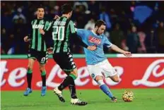  ?? Reuters ?? Amazing run Napoli’s Gonzalo Higuain shoots to score against Sassuolo in their Serie A clash on Saturday.