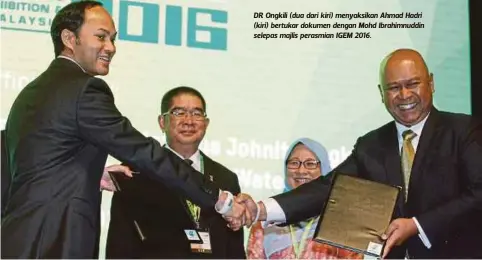  ??  ?? DR Ongkili (dua dari kiri) menyaksika­n Ahmad Hadri (kiri) bertukar dokumen dengan Mohd Ibrahimnud­din selepas majlis perasmian IGEM 2016.