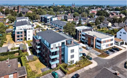 ??  ?? Auf einer Fläche von 11000 Quadratmet­ern hat die GeWoGe Kleve die neue Siedlung an der Richard-van-deLoo-Straße eröffnet.