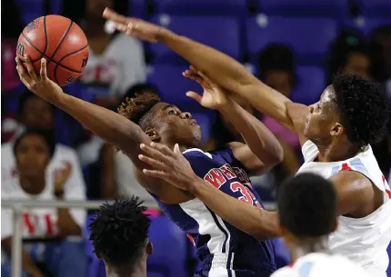  ?? STAFF PHOTO BY DAN HENRY ?? Brainerd’s Jesse Walker attempts to block a shot being made by White Creek’s Jacob Frazier (32) during the Panthers’ 66-62 Class AA semifinal win at the Murphy Center on the campus of MTSU in Murfreesbo­ro on Friday.