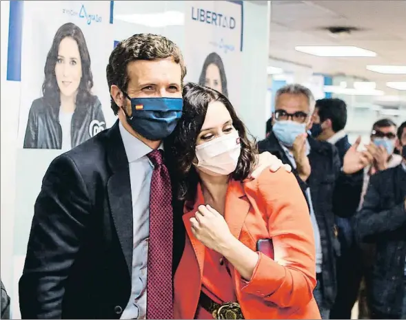  ??  ?? Pablo Casado felicita a Isabel Díaz Ayuso, anoche, en la sede del PP, tras conocerse la victoria incontesta­ble de la presidenta de Madrid