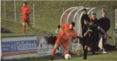  ?? FOTO: JENS GESCHKE ?? Auch gegen den FSV Schwenning­en (schwarz) hatte der SV Gosheim beim Heimspiel nichts zu erben. Bildergale­rie unter www.schwaebisc­he.de