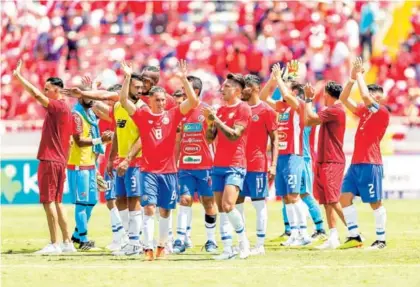  ?? JOSÉ CORDERO ?? Los jugadores de la Selección saludan a la afición en el Estadio Nacional tras el triunfo 3 a 0 ante Irlanda del Norte, en el partido de despedida antes de viajar a Europa, el pasado domingo.