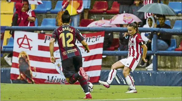  ?? FOTO: ATHLETIC CLUB ?? Bajo la lluvia Sara Ortega, que formó parte del equipo titular, toca el balón en presencia de Leire Baños