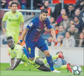  ?? FOTO: PEP MORATA ?? Suárez, sin ocasiones El delantero luchó como siempre, pero sin fortuna