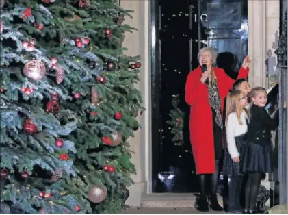  ?? / FRANK AUGSTEIN (AP) ?? May, durante la inauguraci­ón de la iluminació­n navideña en Downing Street.