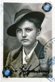  ??  ?? Das ist Schwester Edelwina auf einem Passbild in ihrem Dokument, das sie als „Reichsarbe­itsdienstp­flichtige“auswies.