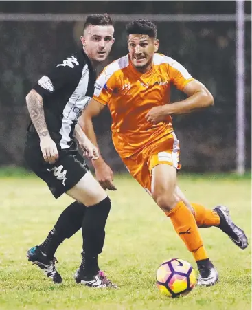  ?? Picture: BRENDAN RADKE ?? SHARP BURST: Heat's Josh Pin takes on the Mackay defence on Saturday night.