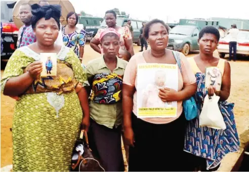  ?? Pic NAN ?? Mothers display pictures of their children kidnapped at different instances, in Makurdi yesterday.