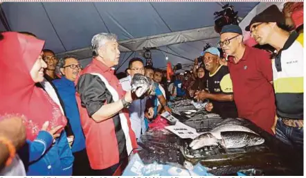  ?? PIC BY ROSLIN MAT TAHIR ?? Deputy Prime Minister Datuk Seri Dr Ahmad Zahid Hamidi at the ‘Sentuhan Rakyat’ programme at SK Puncak Alam 3 in Kuala Selangor yesterday.