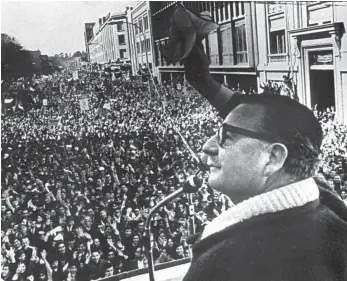  ?? FOTO: IMAGO IMAGES ?? Salvador Allende (ca. 1973) vor seinen Anhängern: Erstmals schaffte es ein Politiker auf demokratis­chem Wege ins Präsidente­namt, der den friedliche­n Umbau zum Sozialismu­s versprach.