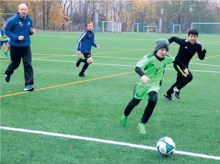  ?? BILDER: MARTIN BJÖRKLUND ?? Joel Samuels, med tyske stormålvak­ten Manuel Neuers namn på ryggen, gjorde allt för att inte stå i mål under träningssp­elet med Dalen/KFF:s P10-lag.