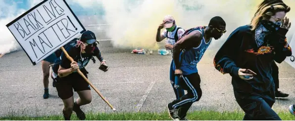  ?? Foto: Jason Lee, dpa ?? Die schweren Ausschreit­ungen nach dem gewaltsame­n Tod eines Afroamerik­aners halten in den USA an: „Black lives matters“(„Schwarze Leben zählen“) ist auf dem Schild zu lesen, mit dem Demonstran­ten in Columbia vor dem Tränengas-Einsatz der Polizei fliehen.