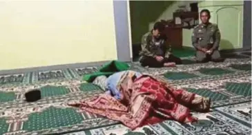  ??  ?? MASLIKIN mati dikapak ketika bersolat di dalam masjid. - Agensi