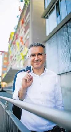  ?? RP-FOTO: ANDREAS BRETZ ?? Bülent Arslan will mit seiner Unternehme­nsberatung 100 Azubis in Düsseldorf­er Start-ups unterbring­en.