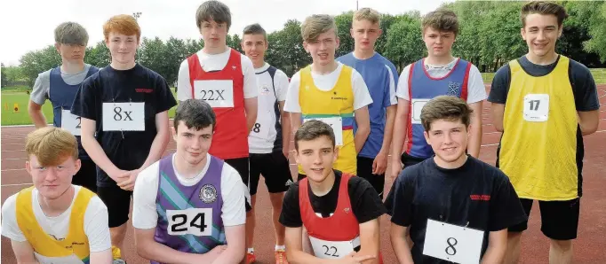  ?? 080616athl­etics_08 ?? On the right track Wishaw Sports Centre was the venue for these runners and the North Lanarkshir­e Schools Championsh­ips