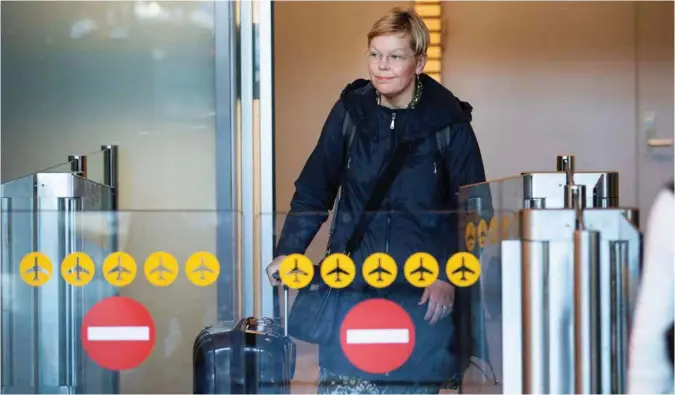  ?? OLAV OLSEN ?? Hege Haukeland Liadal landet i går morges på Oslo lufthavn etter å ha vaert på delegasjon­sreise i Qatar. Hun ville ikke gi kommentare­r om reiseregni­ng-saken.