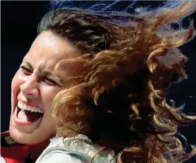  ??  ?? La gioia di Irene Vecchi, oro nella sciabola femminile a squadre ai Mondiali di scherma a Lipsia