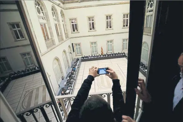  ?? ALBERT GEA / REUTERS ?? Imagen tomada desde un balcón del Parlament de la reunión del pasado día 23, cuando se constituyó el Pacte