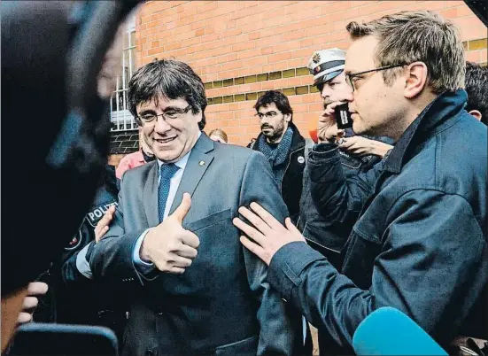  ?? JENS SCHLUETER / EFE ?? Carles Puigdemont realizando un gesto de satisfacci­ón a la salida, ayer a primera hora de la tarde, de la prisión de Neumünster