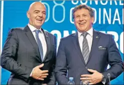  ??  ?? PROPUESTA. Gianni Infantino y Alejandro Dominguez se ríen.