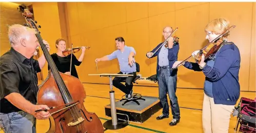  ?? FOTO: ORCHESTER ?? Unter Dirigent Thomas Schlerka proben die Musiker erstmals mit den neuen Abständen.